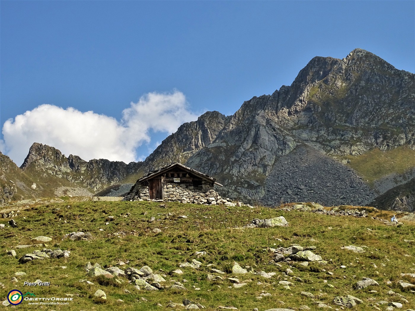 36 Bella baita d'alpe sopra il Lago di porcile 'piccolo' con da sfondo Cima Cadelle .JPG